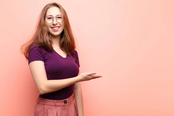 Yound Blonde Vrouw Glimlachen Vrolijk Zich Gelukkig Voelen Het Tonen — Stockfoto