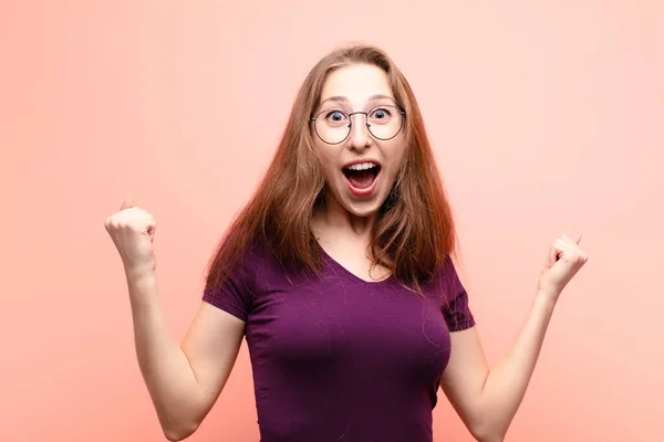 Mujer Rubia Yound Mirando Extremadamente Feliz Sorprendido Celebrando Éxito Gritando — Foto de Stock