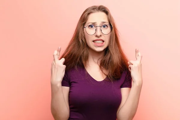 Mujer Rubia Yound Cruzando Los Dedos Ansiosamente Esperando Buena Suerte — Foto de Stock