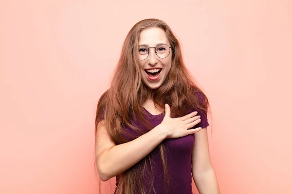 Yound Blonde Vrouw Voelen Geschokt Verrast Glimlachen Hand Hand Blij — Stockfoto