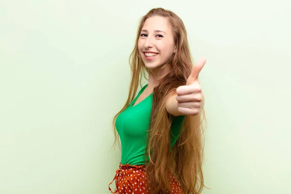 Yound Blonde Vrouw Gevoel Trots Zorgeloos Zelfverzekerd Gelukkig Positief Glimlachen — Stockfoto