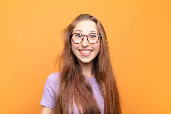 Mulher Loira Yound Olhar Feliz Agradável Com Amplo Divertido Sorriso — Fotografia de Stock