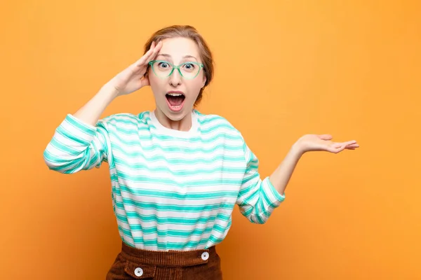 Yound Mulher Loira Rindo Olhando Feliz Positivo Surpreso Percebendo Uma — Fotografia de Stock