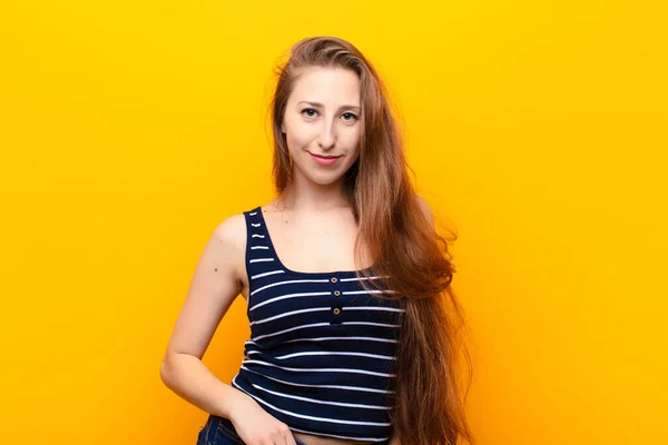 Mulher Loira Sorrindo Alegre Casualmente Com Uma Expressão Positiva Feliz — Fotografia de Stock