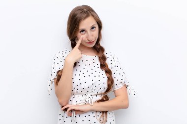 Genç sarışın kadın sana göz kulak oluyor, güvenmiyor, izliyor ve beyaz duvara karşı tetikte oluyor.