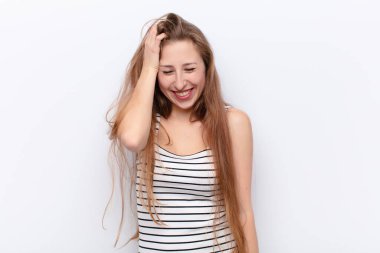 Genç sarışın kadın gülüyor ve alnına şaplak atıyor. Unutmuşum yoksa beyaz duvara karşı yaptığım aptalca bir hataydı. 