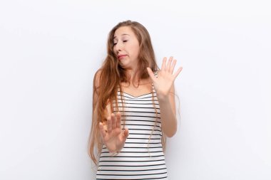 Genç sarışın kadın tiksiniyor ve midesi bulanıyor. Pis kokan ya da kokan bir şeyden kaçıyor. Beyaz duvara karşı iğrenç diyor.