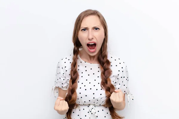 Mujer Rubia Yound Gritando Agresivamente Con Mirada Molesta Frustrada Enojada — Foto de Stock