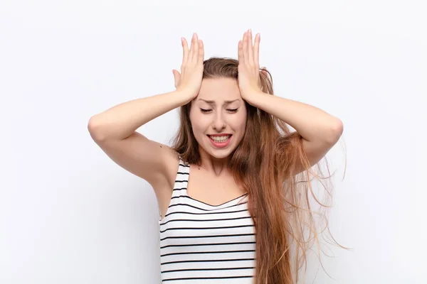 Yound Szőke Érzés Stresszes Ideges Depressziós Frusztrált Fejfájás Felemeli Mindkét — Stock Fotó