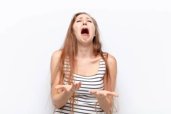 Mujer Rubia Yound Buscando Desesperado Frustrado Estresado Infeliz Molesto Gritando — Foto de Stock
