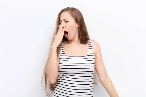 Yound Mujer Rubia Bostezando Perezosamente Temprano Mañana Despertando Buscando Soñoliento — Foto de Stock