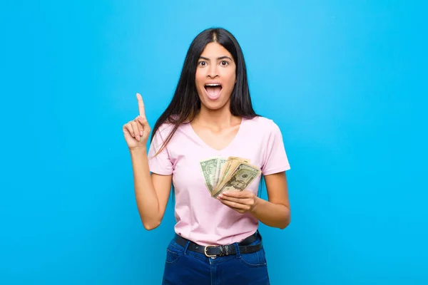 Giovane Bella Donna Latina Sente Come Genio Felice Eccitato Dopo — Foto Stock