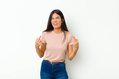 Genç, güzel, Latin bir kadın kışkırtıcı, agresif ve müstehcen hissediyor. Orta parmağını hareket ettiriyor. Düz duvara karşı asi bir tavır sergiliyor.