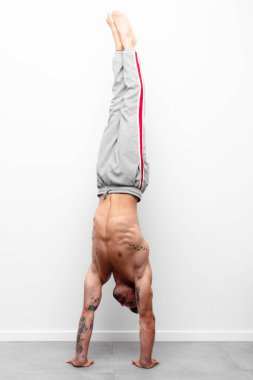 Formda genç ve yakışıklı bir adam..