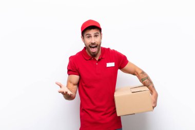 Mutlu, şaşkın, şanslı ve şaşırmış hissediyor musun? - İnanılmaz. dağıtım konsepti