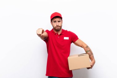 Kameraya iki parmağınla ve kızgın bir ifadeyle bakıp sana görevini yapmanı söylüyor. dağıtım konsepti