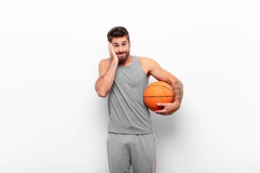 Genç, yakışıklı bir adam aşık ve sevimli görünüyor. Sevimli ve mutlu. Romantik bir şekilde gülümsüyor..