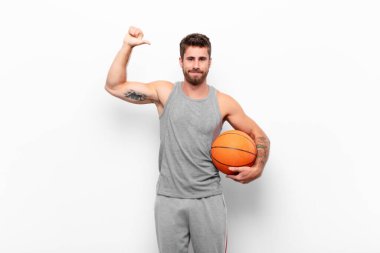 Genç yakışıklı adam gururlu, kibirli ve kendinden emin, tatmin olmuş ve başarılı görünüyor, elinde bir basketbol topu tutarak kendini işaret ediyor..