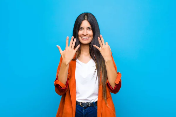 Ung Söt Latinamerikansk Kvinna Ler Och Ser Vänlig Visar Nummer — Stockfoto