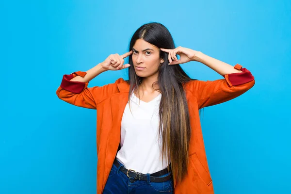 Young Pretty Latin Woman Serious Concentrated Look Brainstorming Thinking Challenging — Stock Photo, Image