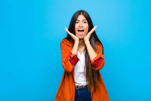 Jovem Bonita Latina Sentindo Chocado Animado Rindo Espantado Feliz Por — Fotografia de Stock