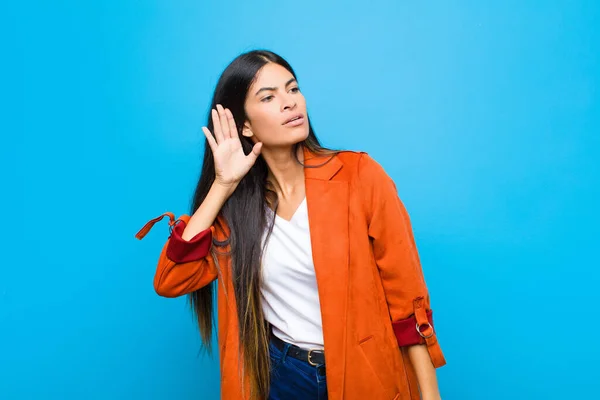 Joven Bonita Latina Buscando Seria Curiosa Escuchando Tratando Escuchar Una — Foto de Stock