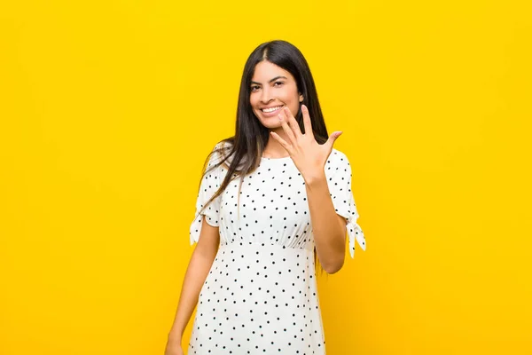 Jong Mooi Latijn Vrouw Glimlachen Kijken Vriendelijk Tonen Nummer Vijf — Stockfoto