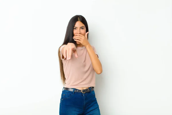 Ung Söt Latinamerikansk Kvinna Skrattar Dig Pekar Kameran Och Gör — Stockfoto