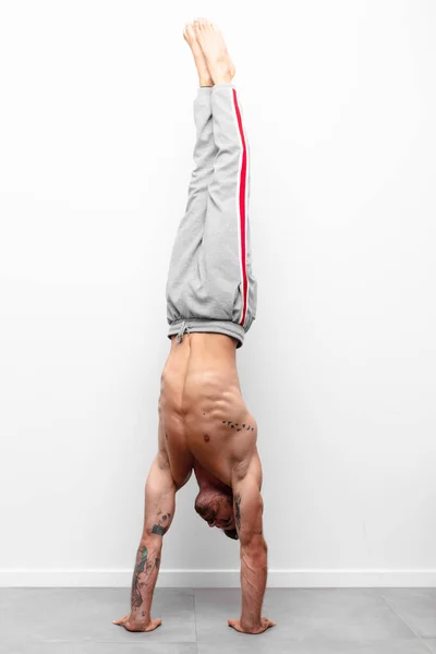 Ung Stilig Man Med Fitness Pose — Stockfoto