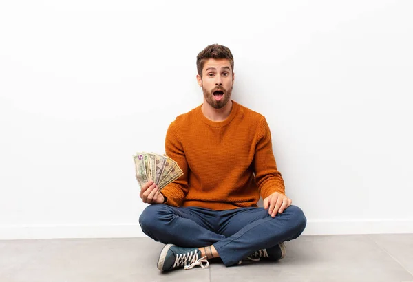 Joven Hombre Guapo Que Muy Sorprendido Sorprendido Mirando Con Boca —  Fotos de Stock