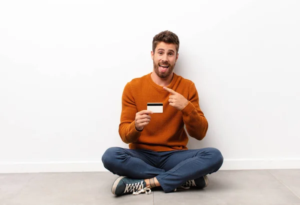 Mirando Emocionado Sorprendido Apuntando Hacia Lado Hacia Arriba Para Copiar —  Fotos de Stock