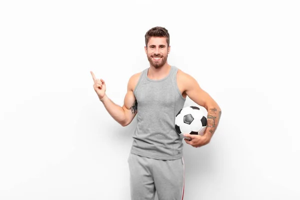 Jovem Bonito Homem Sorrindo Feliz Apontando Para Lado Para Cima — Fotografia de Stock