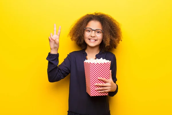 Africano Americano Bambina Contro Piatto Muro Possesso Popcorn Secchio — Foto Stock