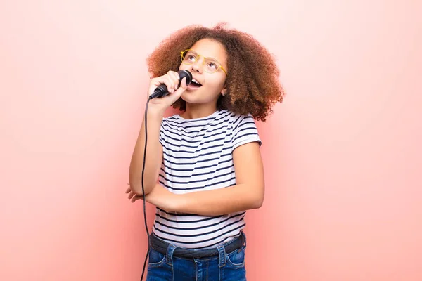 Afrikalı Amerikalı Küçük Bir Kız Düz Duvara Karşı Mikrofonla — Stok fotoğraf