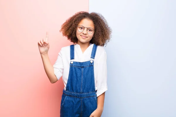 Afrikaans Amerikaans Meisje Glimlachend Vrolijk Gelukkig Naar Boven Wijzend Met — Stockfoto