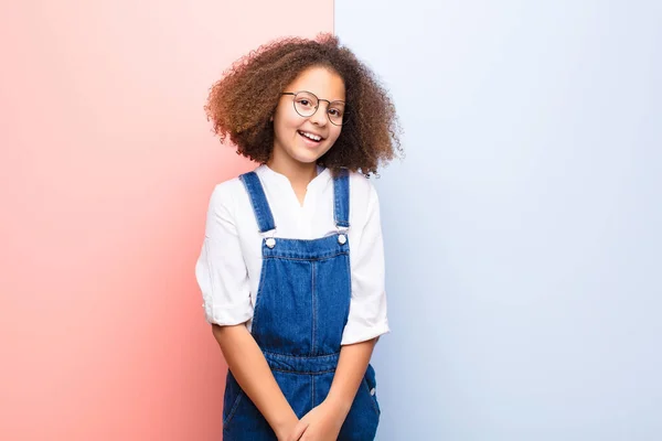 Afrikaans Amerikaans Meisje Met Een Grote Vriendelijke Zorgeloze Glimlach Zoek — Stockfoto