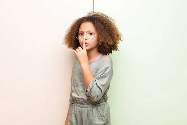 アフリカ系アメリカ人の少女は沈黙と静けさを求めて口の前で指でジェスチャーをしたり — ストック写真