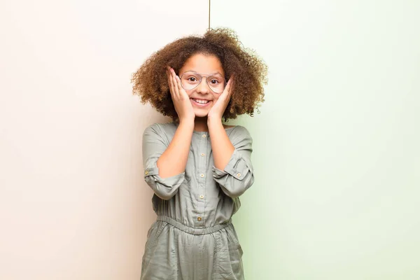 Afro Amerikan Küçük Kızı Mutlu Heyecanlı Şaşırmış Hissediyor Iki Eli — Stok fotoğraf