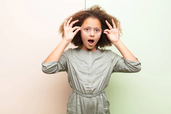 Niña Afroamericana Sintiéndose Sorprendida Asombrada Sorprendida Sosteniendo Gafas Con Mirada — Foto de Stock