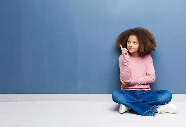 アフリカ系アメリカ人の少女は床の上に座り — ストック写真