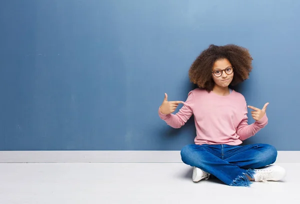 Bambina Afroamericana Dall Aspetto Orgoglioso Arrogante Felice Sorpreso Soddisfatto Indicando — Foto Stock