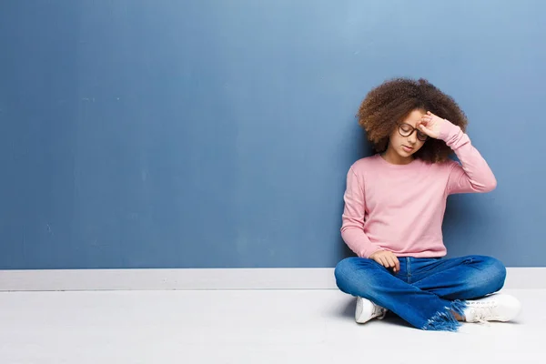 Afrikanisch Amerikanisches Mädchen Sieht Gestresst Müde Und Frustriert Aus Trocknet — Stockfoto