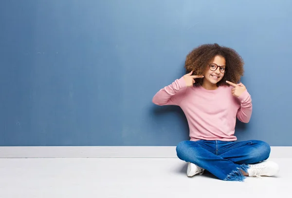 Niña Afroamericana Sonriendo Con Confianza Apuntando Propia Sonrisa Amplia Actitud — Foto de Stock