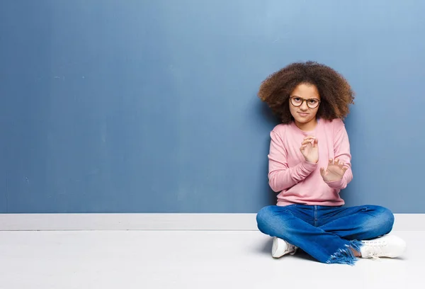 Afrikanisch Amerikanisches Kleines Mädchen Fühlt Sich Angewidert Und Ekelhaft Weicht — Stockfoto