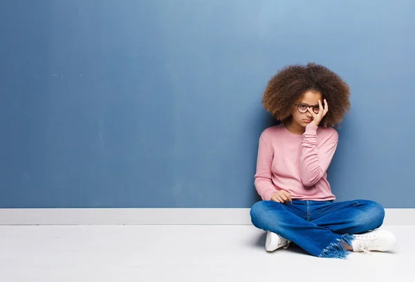 Afrikanisch Amerikanisches Kleines Mädchen Das Sich Gelangweilt Frustriert Und Schläfrig — Stockfoto