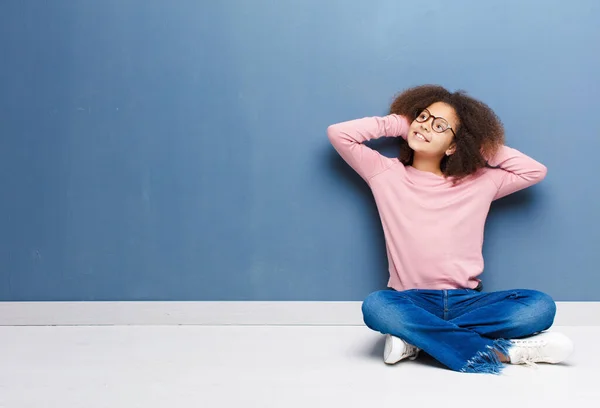 Niña Afroamericana Sonriendo Sintiéndose Relajada Satisfecha Despreocupada Riendo Positivamente Relajada — Foto de Stock