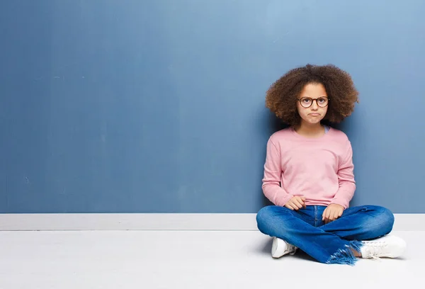 Afrikanisch Amerikanisches Kleines Mädchen Das Sich Traurig Und Gestresst Fühlt — Stockfoto