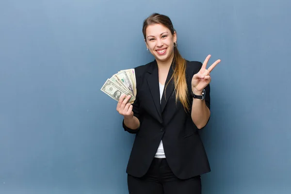 Jong Blond Vrouw Met Dollar Bankbiljetten Tegen Grunge Muur Achtergrond — Stockfoto