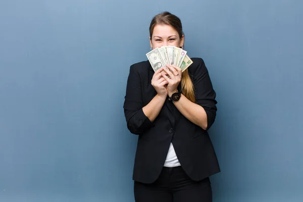 Mujer Rubia Joven Con Billetes Dólar Contra Fondo Pared Grunge — Foto de Stock