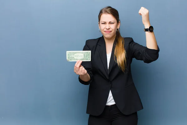 Jong Blond Vrouw Met Dollar Bankbiljetten Tegen Grunge Muur Achtergrond — Stockfoto